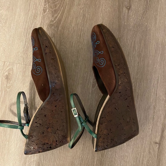 Shy wedge suede shoes with cork wedge. - Picture 3 of 5